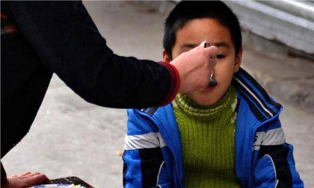 原创天下第一懒汉河南杨锁吃饭靠喂脚不沾地23岁活活饿死