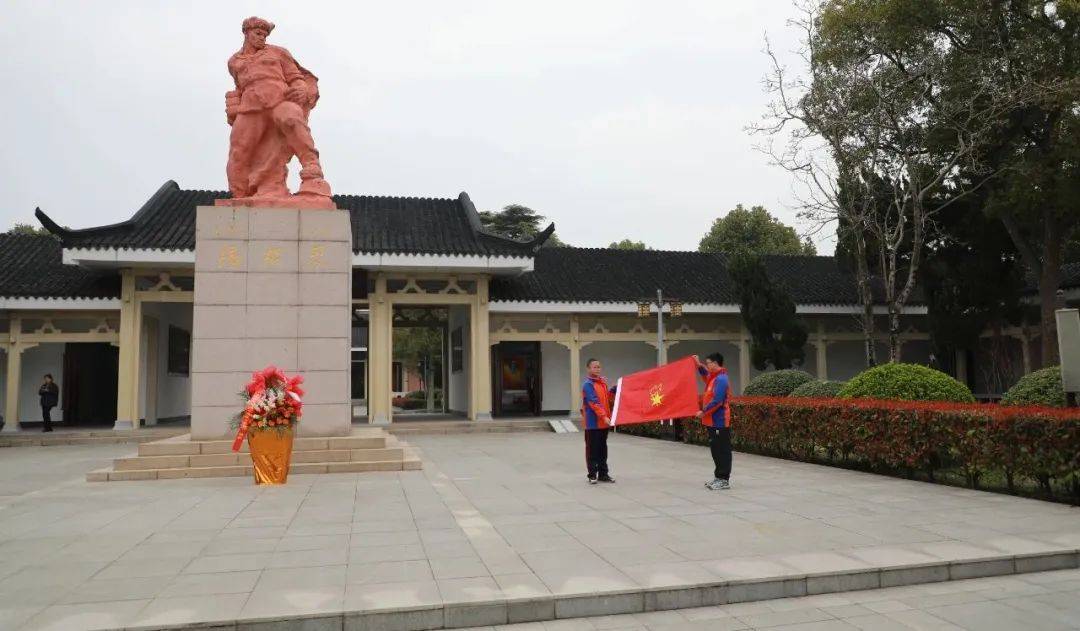 六年级队员和党员教师"根思远足"实践活动