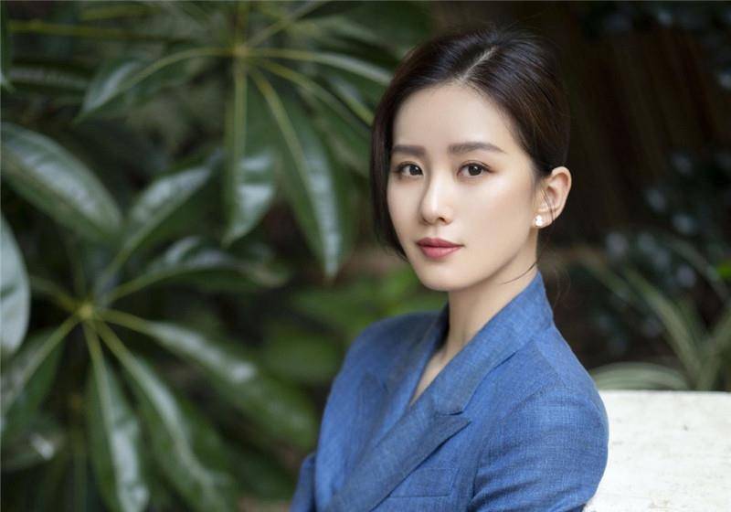 原创绝美刘诗诗蓝色西装配纱裙路人抓拍图依旧美丽动人
