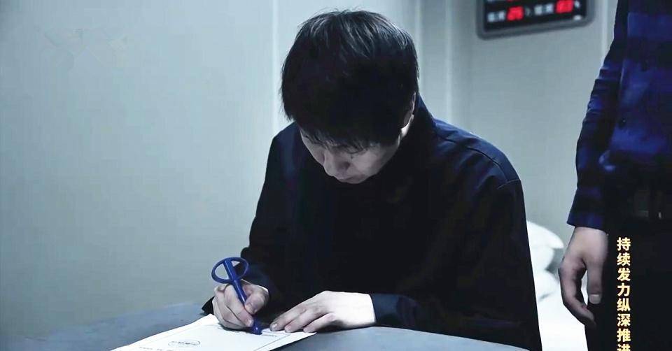 原创李铁出庭解析两大疑问为何还能留长发为何没穿号服