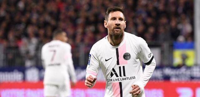 343进攻型首发阵容,多纳鲁马继续把守球队大门,三中卫分别是金彭贝