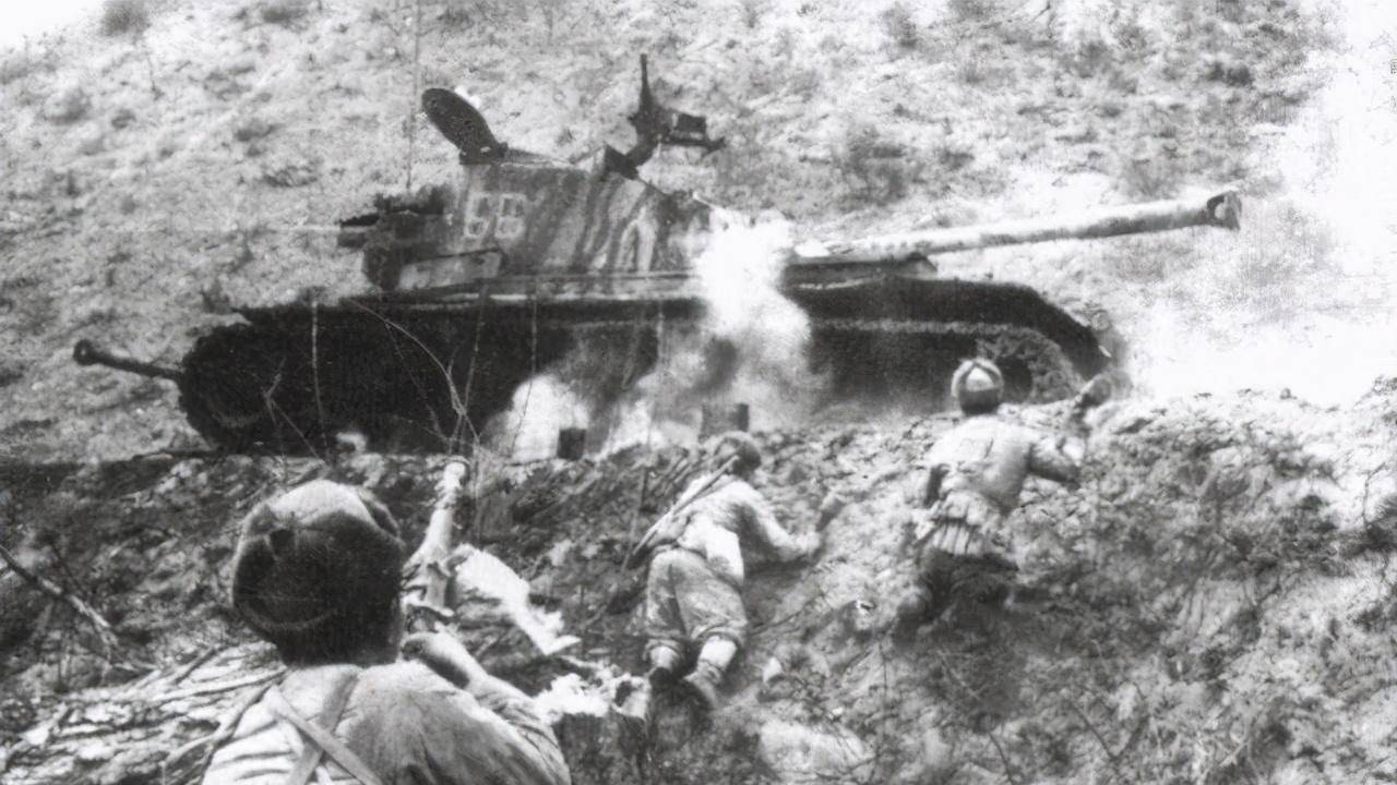 的掩护下死里逃生了,但是英国皇家重坦克营和英国阿尔斯特来复枪团1营