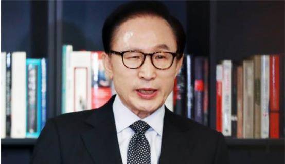 傀儡总统李明博:被财阀控制,逼死前任总统,文在寅上台进行清算_建设公
