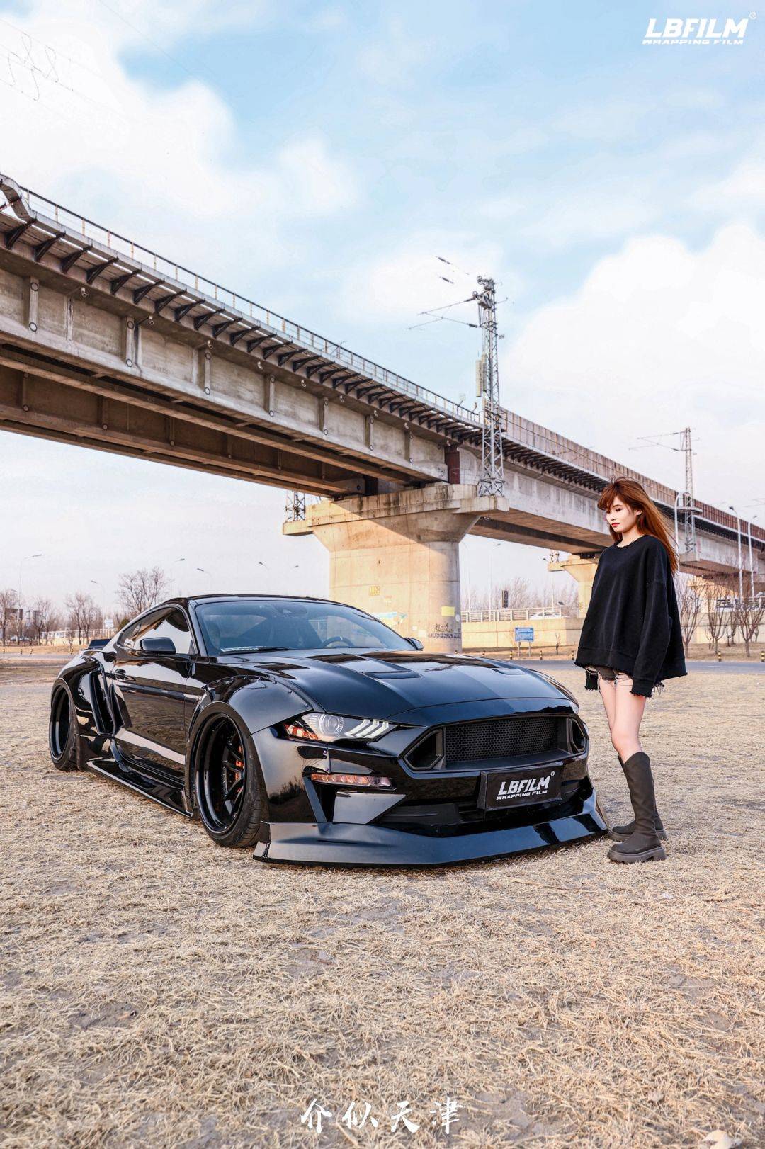 福特野马lb改色膜亮黑看着就很狂野帅气