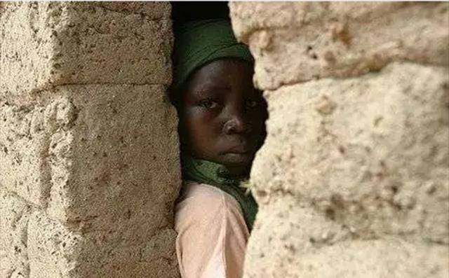 只见博卡萨全身一丝不挂地跪在地上,不停地仰天祷告着:"神,保佑我早日