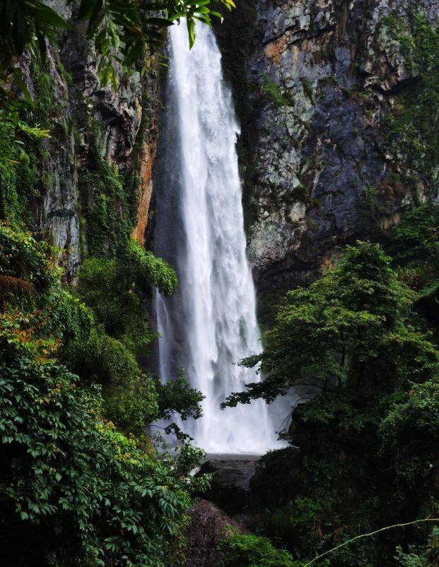 庐山之美:三叠泉瀑布的壮丽画卷