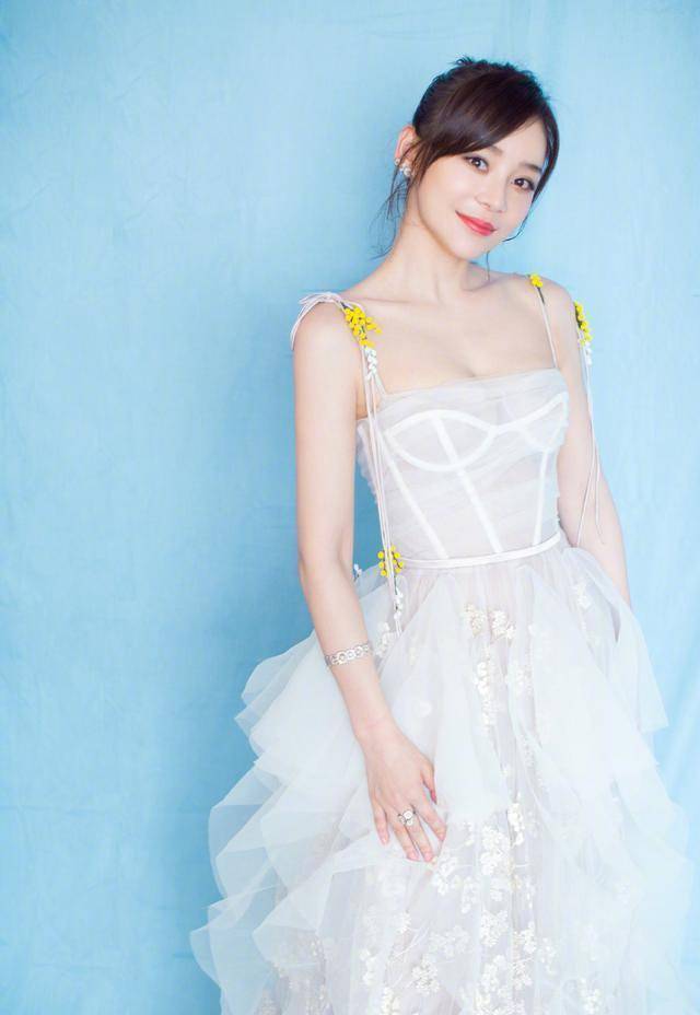 原创袁姗姗好会玩巴掌裤套在衬衫外面远远看去下半身像是没穿