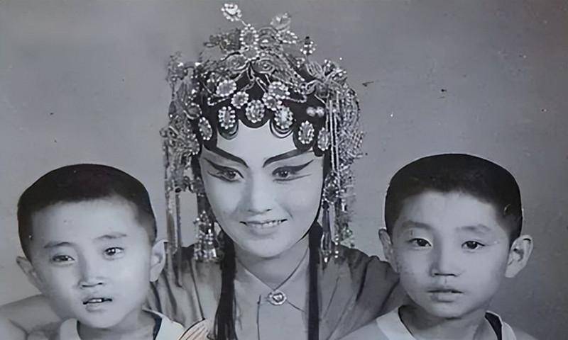 在他19岁的时候,他决定离开家乡的小县城,去北京这个大城市打拼.