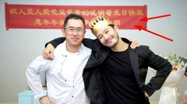 原创黄晓明43岁生日剧组拉横幅做豆腐蛋糕庆祝本人状态却显憔悴