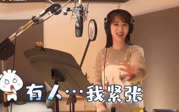看到镜头的杨紫一秒变活泼,挥着手对工作人员表示有人拍她唱歌会紧张