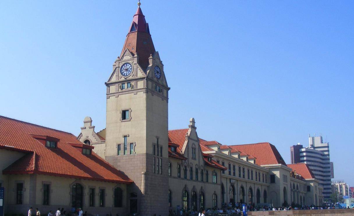 这个全国最美火车站便是青岛火车站了,它位于山东省青岛市的南区,是