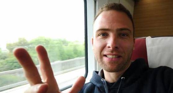 这位印度小哥在买票的时候,看到车票的价位表之后,感觉有些昂贵,于是