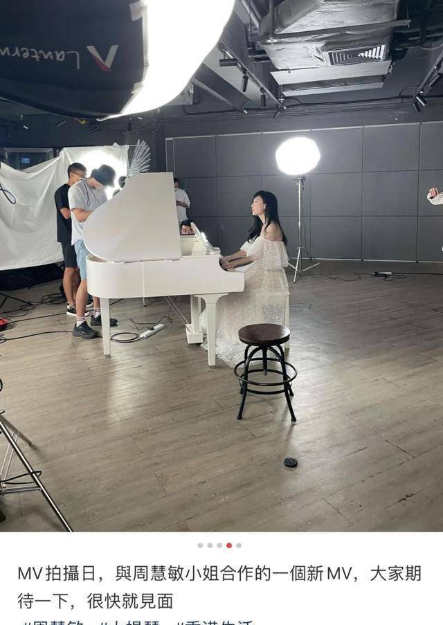 原创周慧敏近照曝光白色礼服秀香肩与旁人合影却看不出年龄差