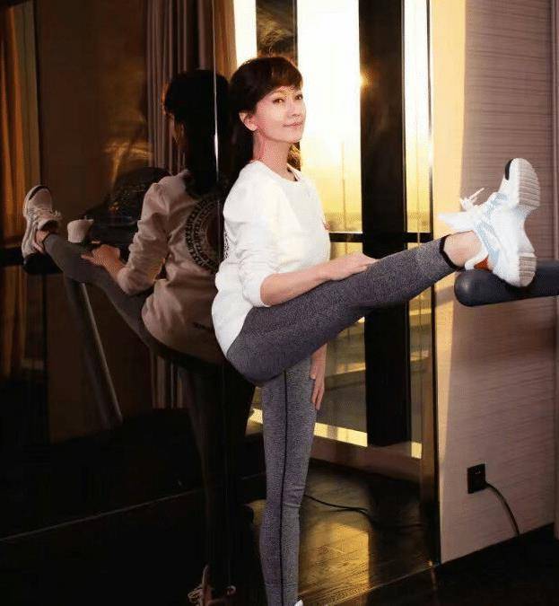 67岁赵雅芝晒健身照逆天长腿太吸睛体重30年未超过95斤