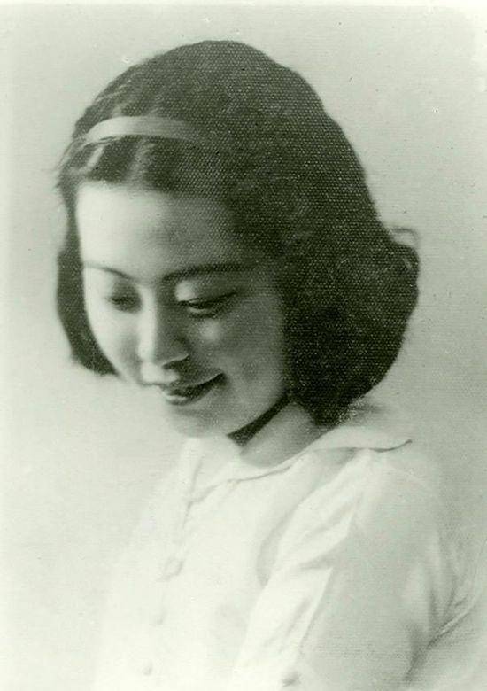 原创她是最出色的女特工被誉按住蒋脉搏的人一分钟速记200字