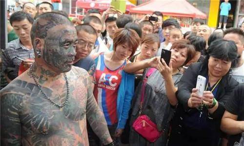 原创中国纹身第一人刘新民曾吓哭小女孩是博人眼球还是追求艺术