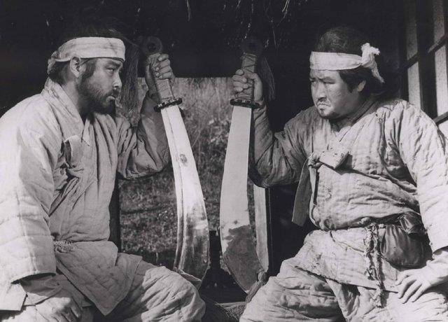 原创为什么中国古代刽子手行刑时都要喝一口酒喷到刀口上