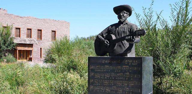 1990年三毛住进王洛宾家王洛宾找来一个女学生怕别人说闲话