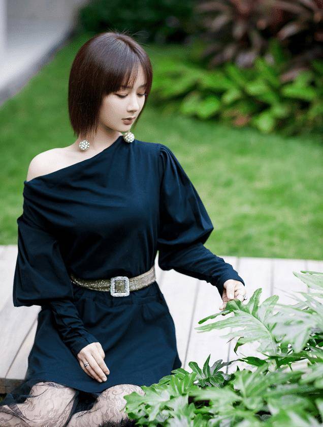 有种保守叫杨紫嫌裙子太短就加一层网纱效果妙不可言