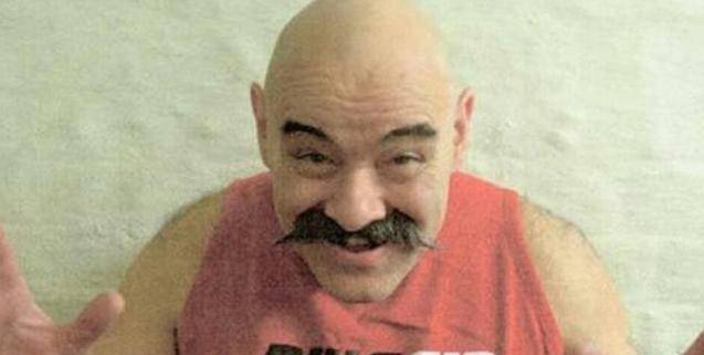 这样一个传奇也为英国的电影提供了题材,2009年,电影《布朗森》以