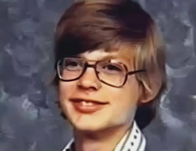 达莫出生于美国威斯康星州的密尔沃基,父亲是大学化学博士,母亲是