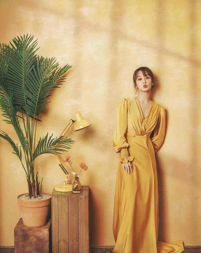 有种保守叫杨紫嫌裙子太短就加一层网纱效果妙不可言