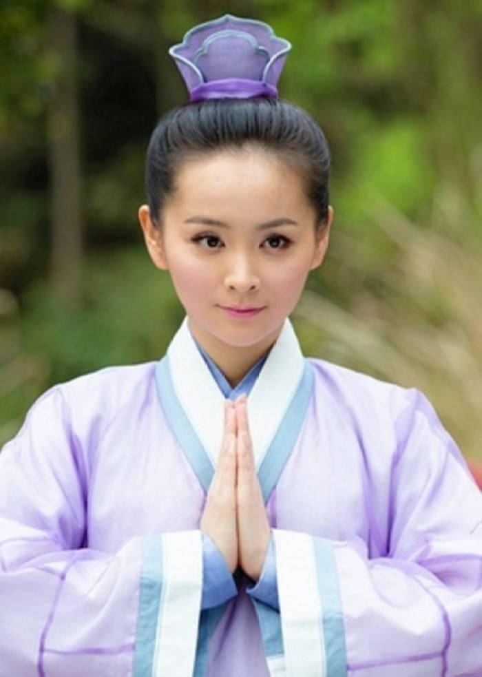 原创6年前饰演仪琳小师妹,今穿拼接粉色纱裙,衣领太低赚足眼球_邓莎