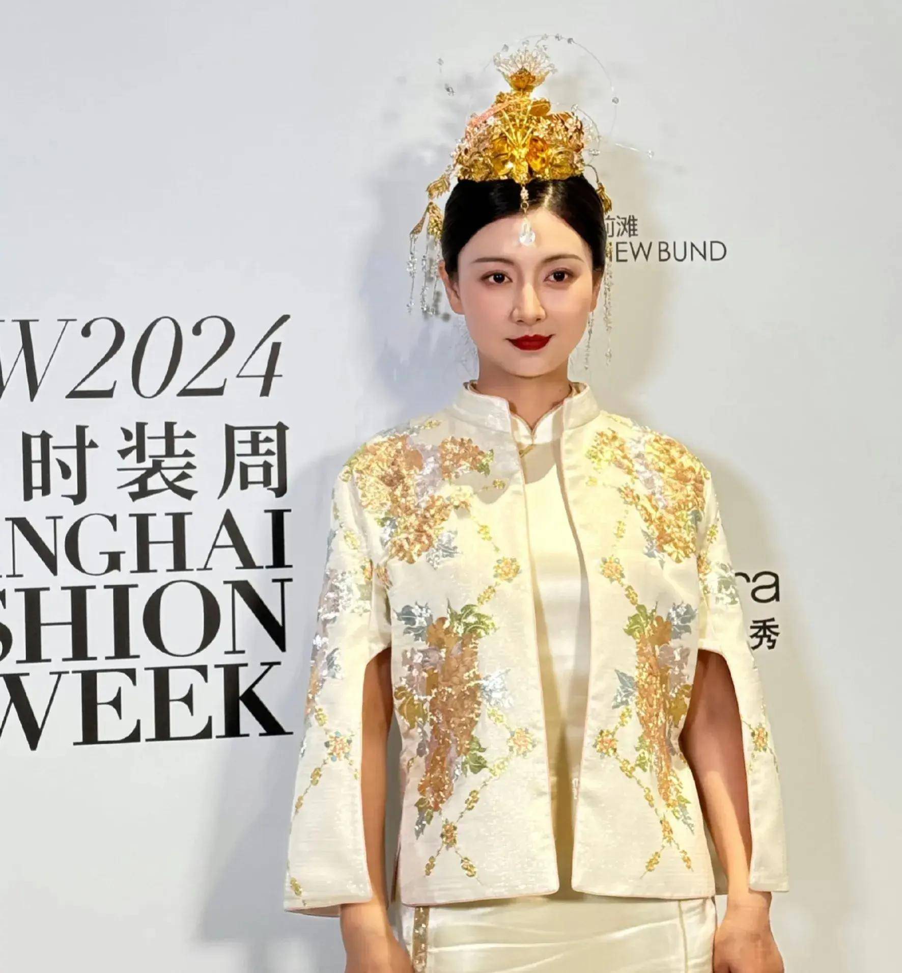斓曦亮相上海时装周t台走秀超惊艳一举一动尽显中式礼服魅力