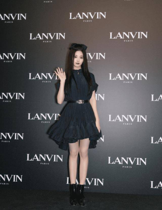 在身前用紫色和银白色印花元素点缀,增添些许时尚亮点,倒也不会显得太