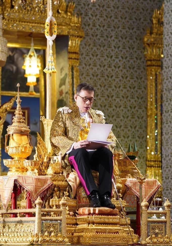 泰国国王70岁大寿登王座发言 皇室成员聚集庆生