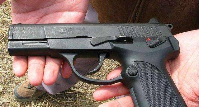 原创飞行员一般会配什么枪防身战斗民族最彪悍而我国飞行员呢