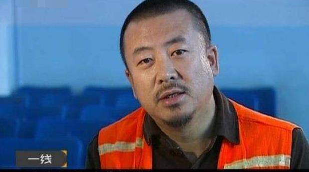 这时,工地上的一位东北老乡对他说:"我看你长得一表人才,也不是干体力