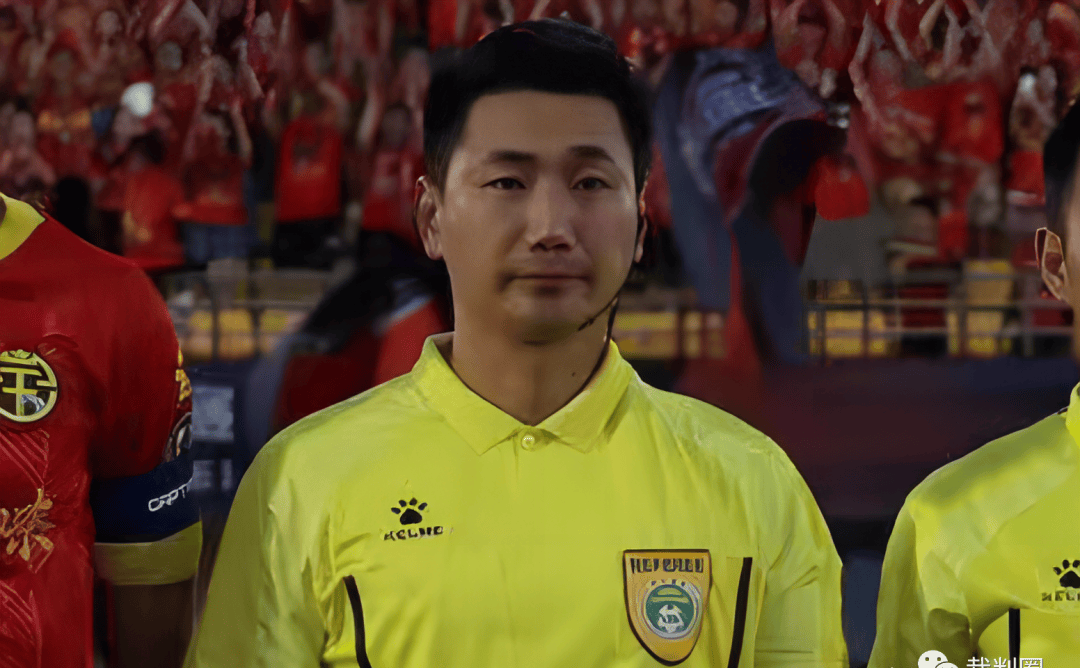 原创4名中超裁判甘树然主哨南京城市辽宁铁人牛明辉吹大连黑龙江