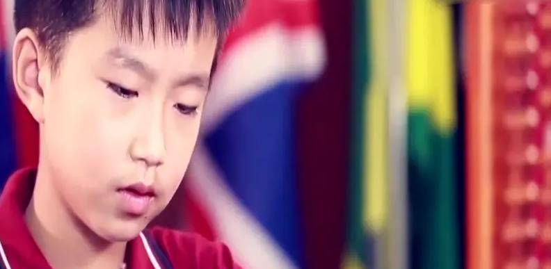 他年仅8岁就被特招入伍,我国最小的现役军官,战场上发挥大作用_何雪豪