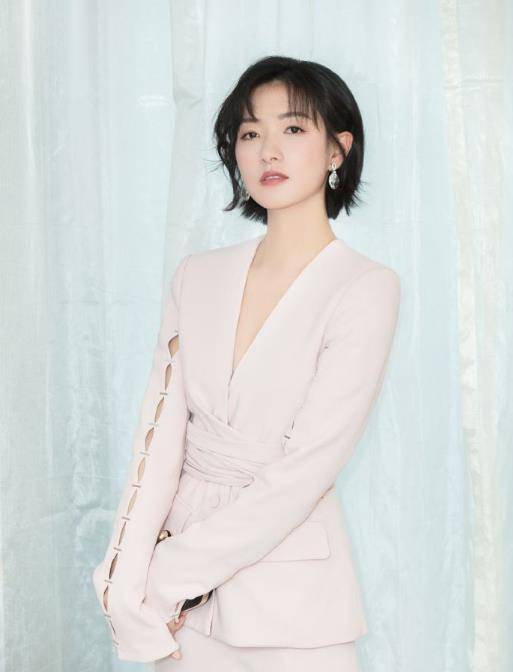 她在最红时怀孕淡出娱乐圈,复出之后重回巅峰,今38岁红透半边天_万茜