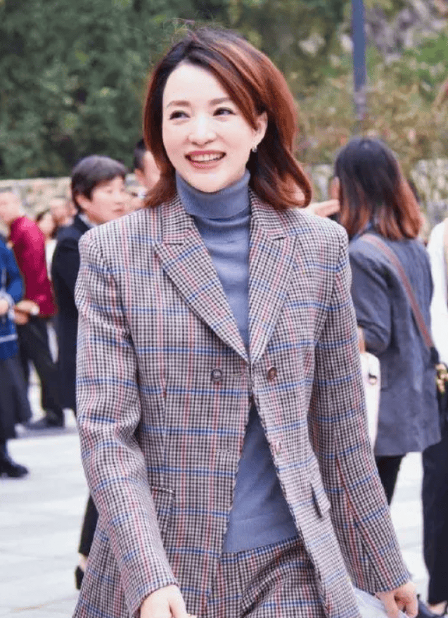 原创50岁董卿最新消息现身工厂变身工厂女工这气质太绝了