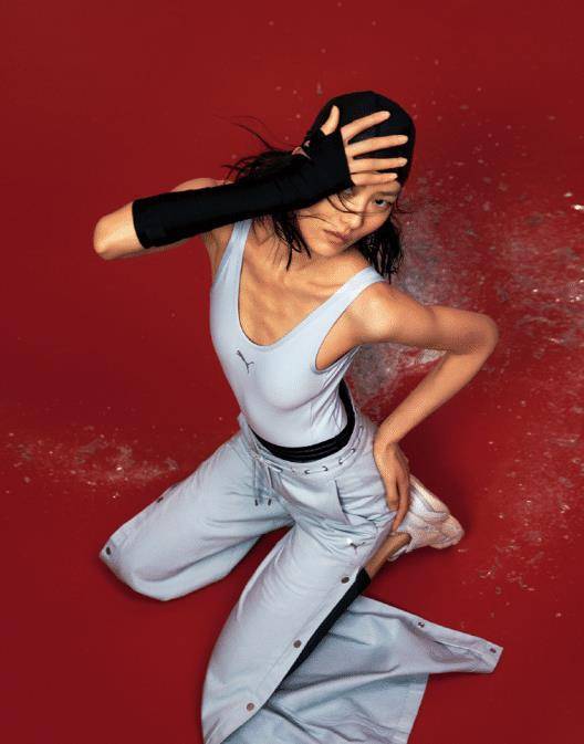 刘雯登《优家画报》,红黑碰撞秀纤细身材,时尚魅力满分