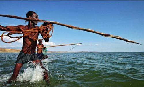 原创撒网吹箭毒杀西方人为了捕鱼真是拼了难怪渔业发达