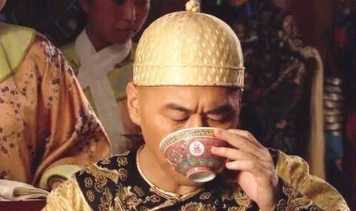 皇上雍正到皇后宜修宫中用膳,皇后炖了一个鸭子汤,皇上喝了一碗,连声