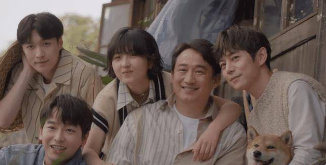 原创张子枫向往5海报和彭昱畅搂脖子捂头互动自然张艺兴避嫌太明显