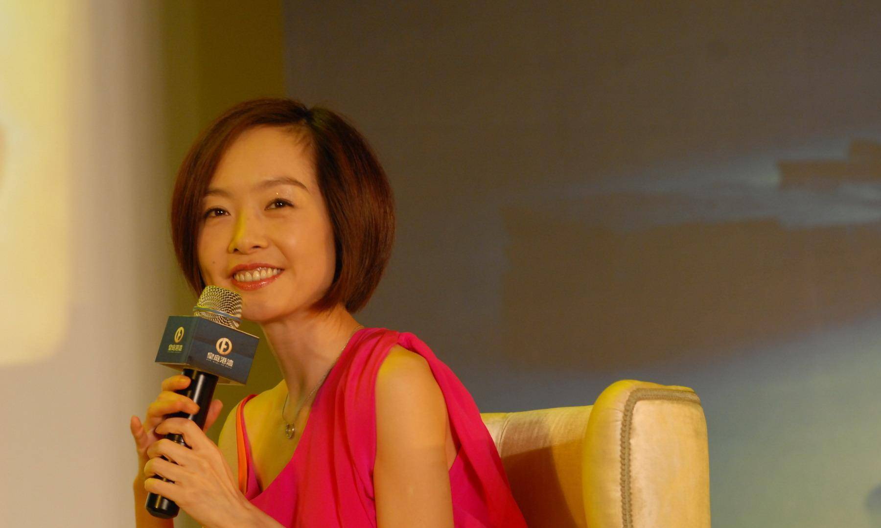 她曾是央视名主持,为爱情放弃事业远嫁国外,今50岁却仍是单身_陈鲁豫