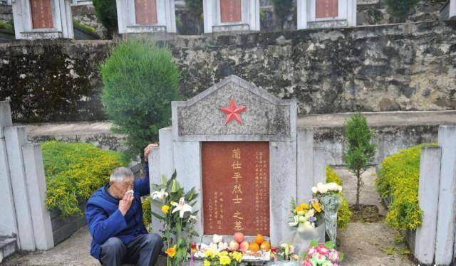 一个父亲的坚持阔别38年在云南烈士墓86岁的父亲找到了儿子