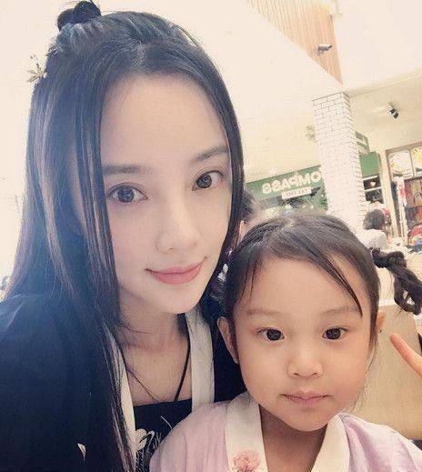 原创原创5岁的甜馨和2岁的饺子近照曝光饺子第45张照片让甜馨很羡慕