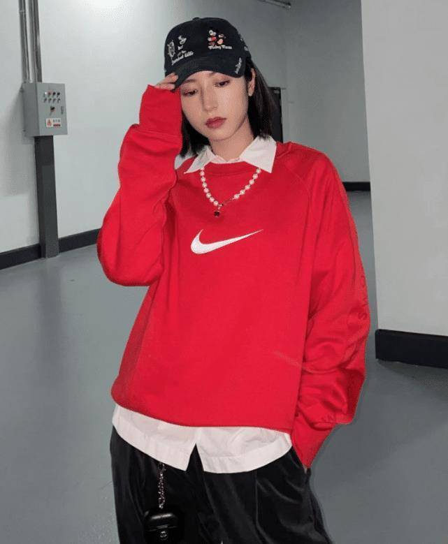 原创周雨彤演绎红黑撞色配红色卫衣配黑色长裤又潮又酷气场两米八