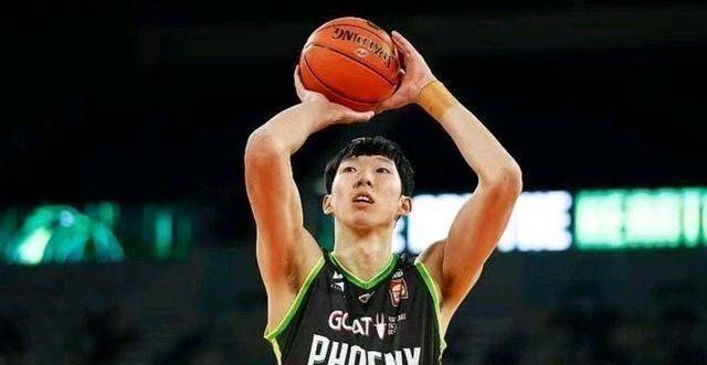 原创原创8分5板3帽周琦首秀成防守大闸面对挑衅不退缩第一中锋超给力