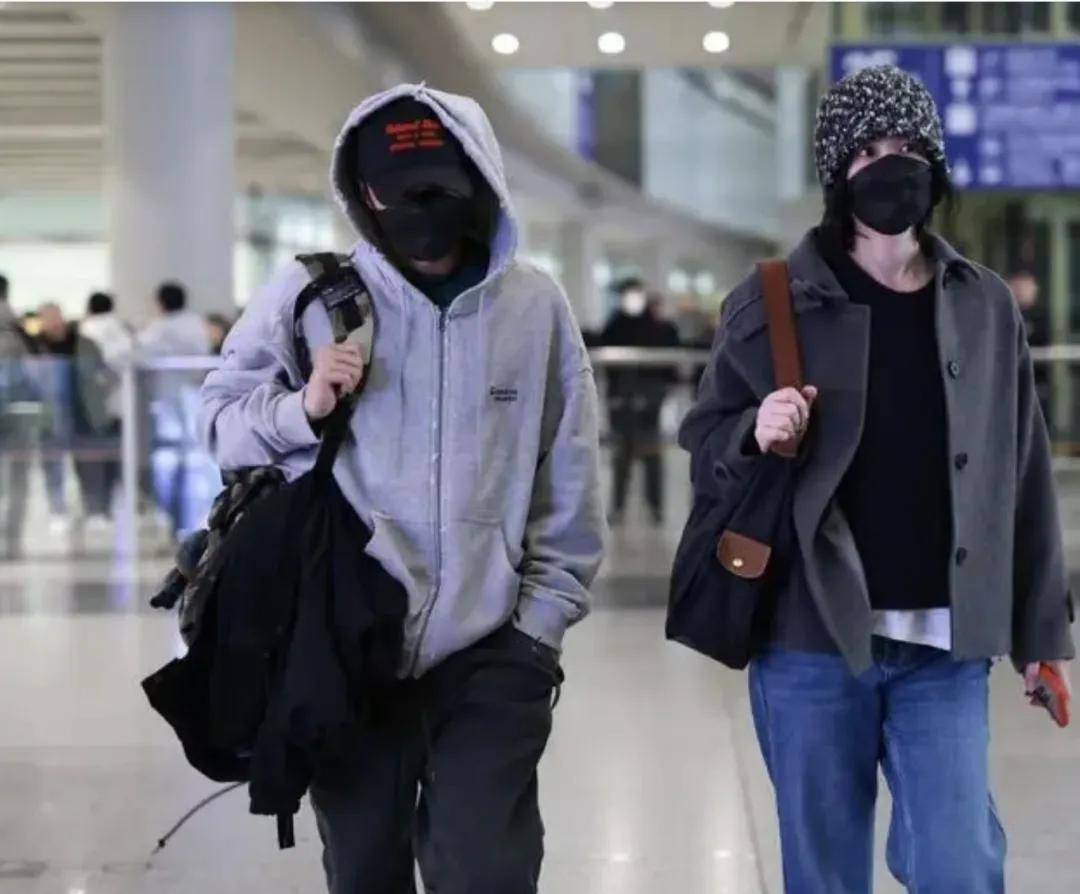 6754岁王菲现状和女儿机场被偶遇素颜穿麻花毛衣看着像30岁