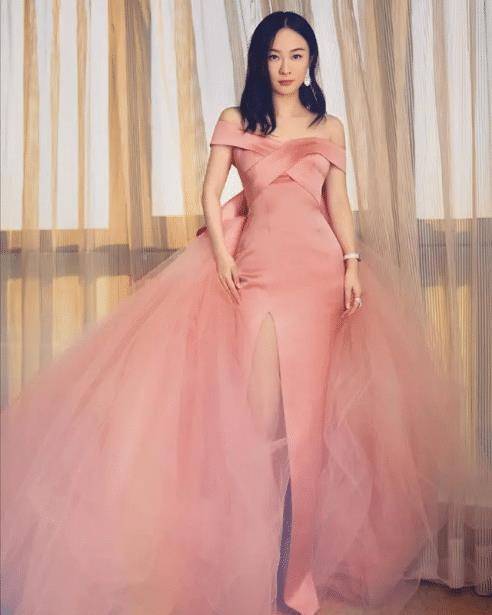 霍思燕浴巾裙太惹眼了这么紧硬勒出模特身材气质太惊艳