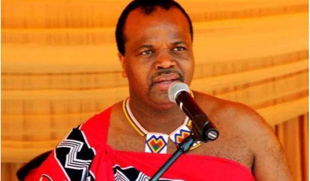 那就是准备一块烙铁,凡是患有艾滋病的人,都会在其屁股上烙下无法磨灭