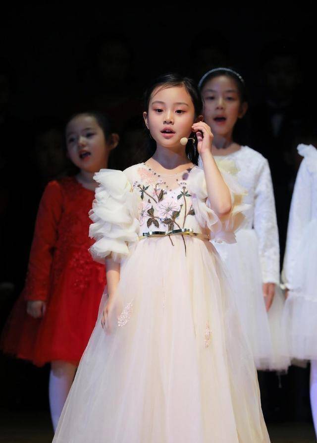 原创7岁甜馨c位领唱气质出众似名媛礼服价格刷新对星二代的认知