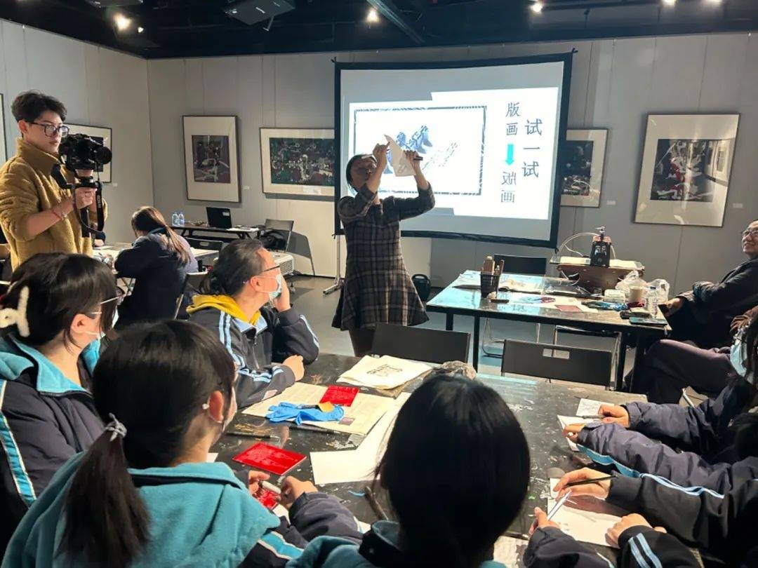 美术馆里上美术课,打开"视界"也打开心扉!